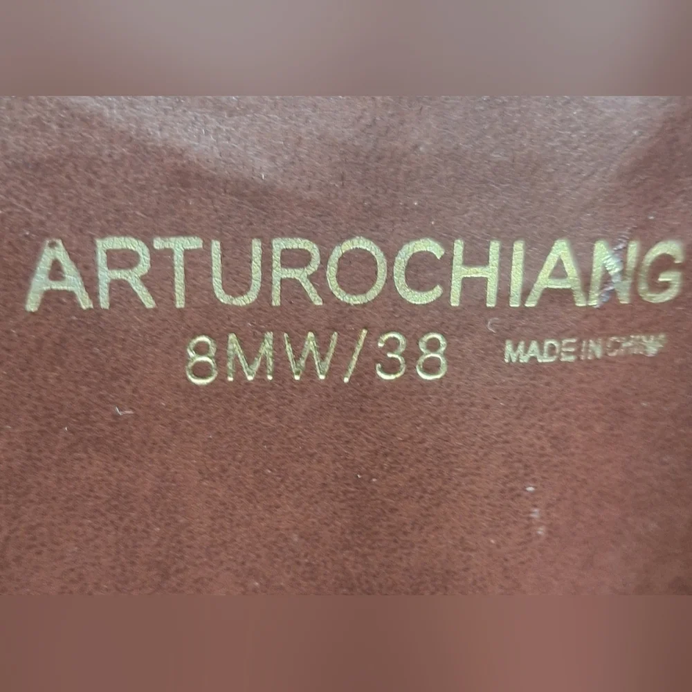 Arturo Chiang stylish knee