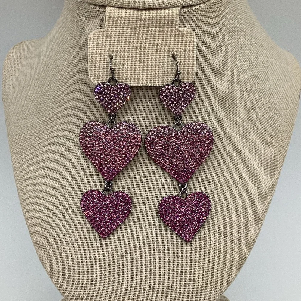 212. Fun & Flirty Gradient Pink Heart Triple Dangle Earrings EUC