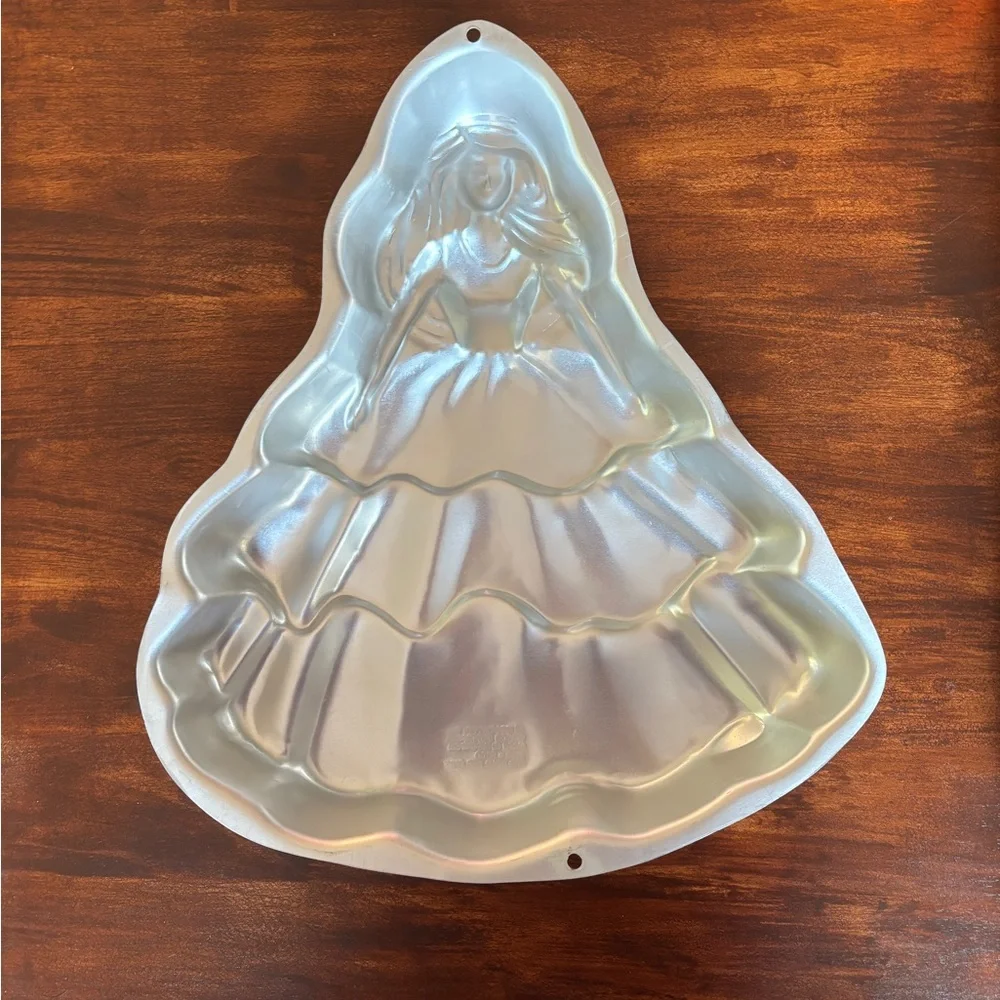 Wilton Barbie Cake Pan - 1995 Baking Model # 2105-3500