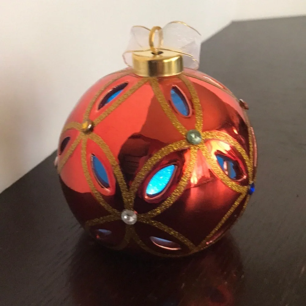 Color-changing holiday decor lighted bulb