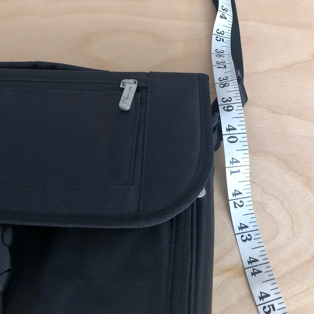 Travelon Shoulder HandBag Mens 11inX10in Adjustable Strap Black Nylon.