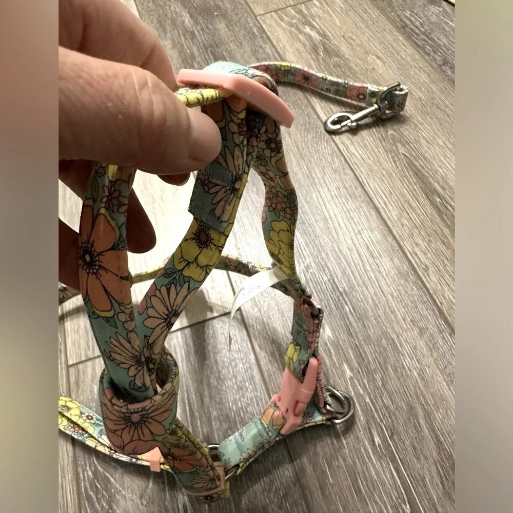 🐶 Small to medium dog pretty flowers printed leashes and harness new condition.