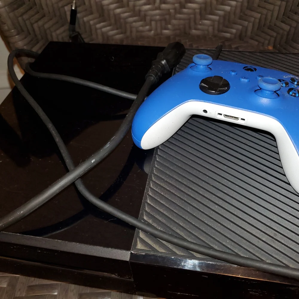XBOX ONE CONSOLE MODEL 1540+Xbox Wireless Controller+high speed HDMI Cable