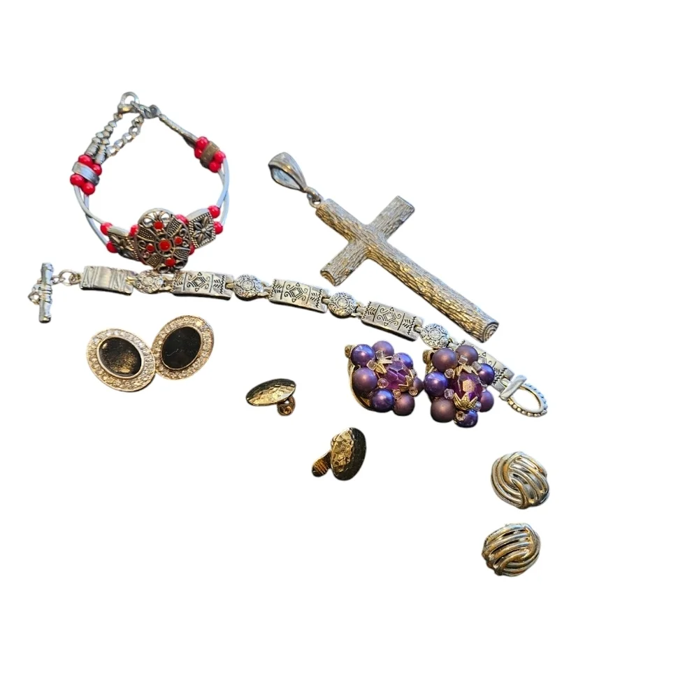 A bundle of vintage jewelry lot. Wearable pieces.