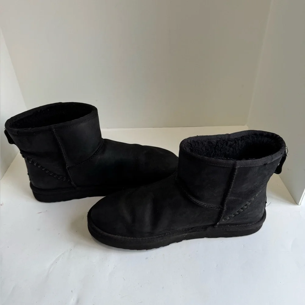 UGG molded tab lightweight