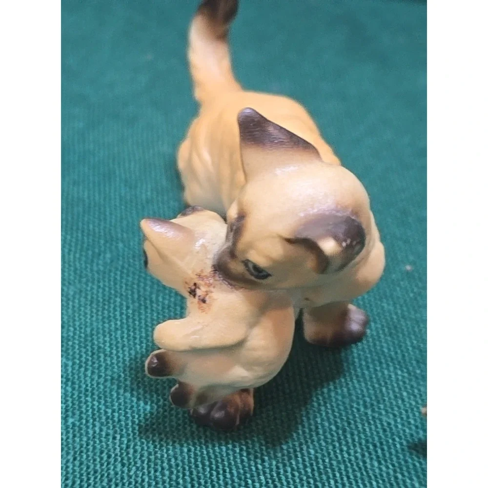 The Unbranded Brand siamese cat