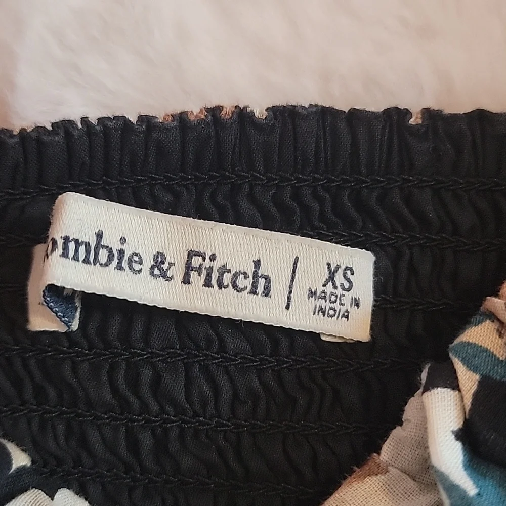 Abercrombie & Fitch Floral Puff Sleeve Top. Black & Tan. 100% Cotton. XS