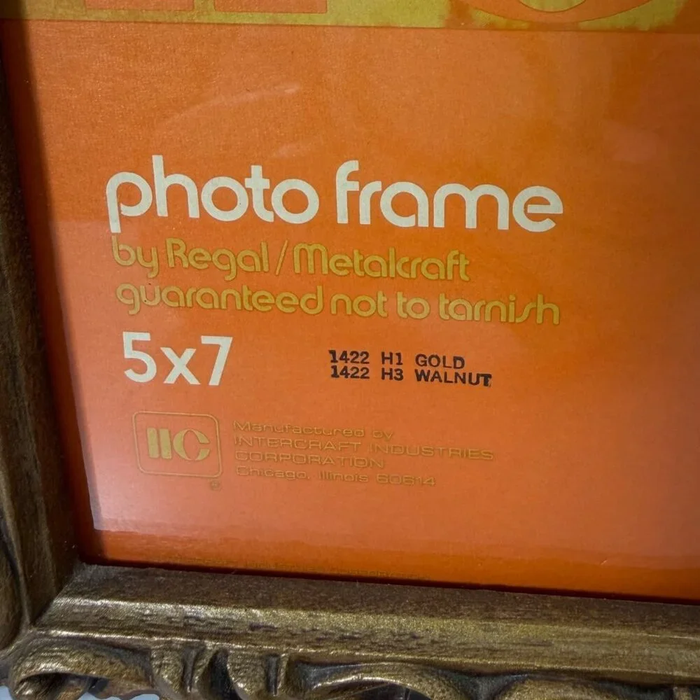 IIC photo frame adds