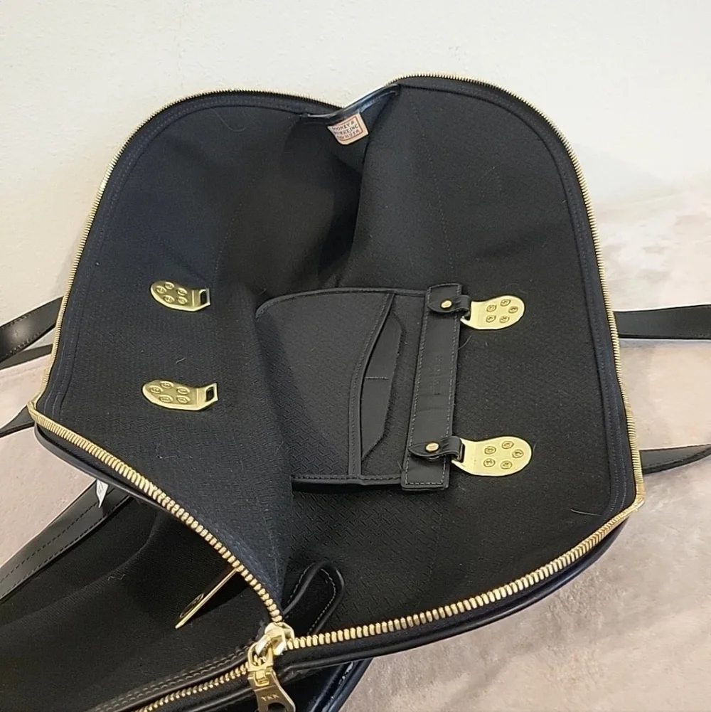 Dooney & Bourke this stylish