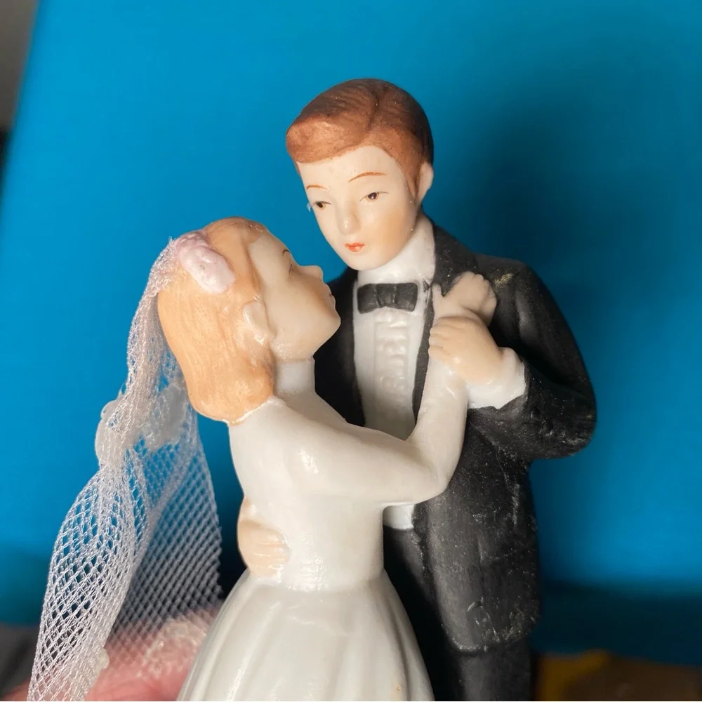 Lefton Romantic Bride and Groom Cake Topper