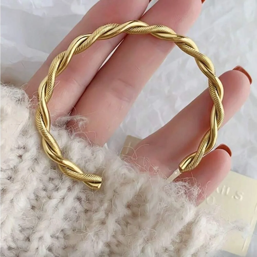 Chic Gold Twisted Bangle