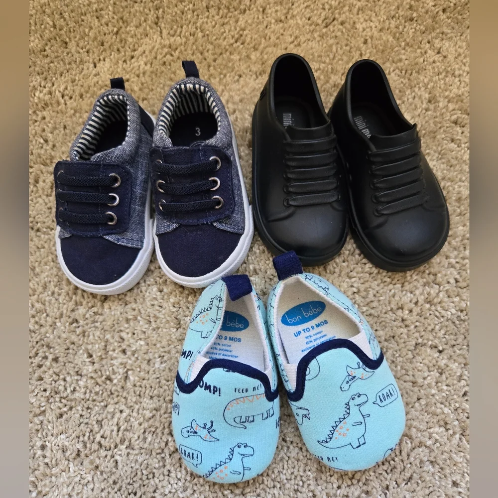 Bundle of 3 pairs of baby shoes