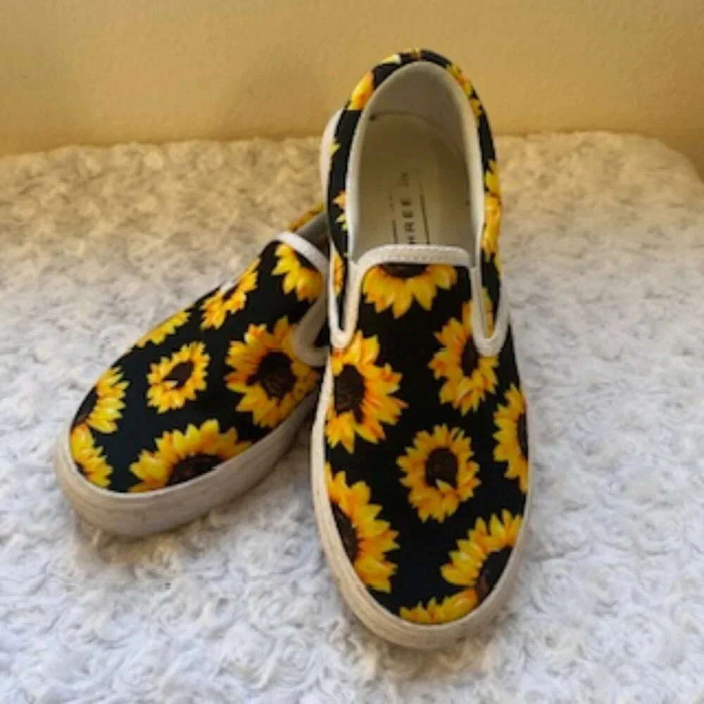 Three In Shoes Slip On Sunflower Canvas Sneakers Loafers Women’s‎ Size 6.5 EUC