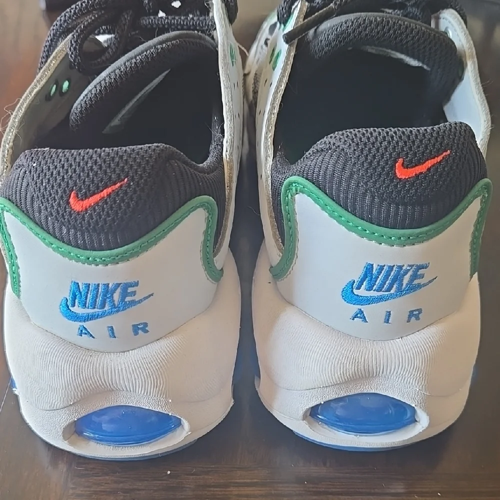 Nike Black and Green Athletic Sneakers (Worn Once)‎