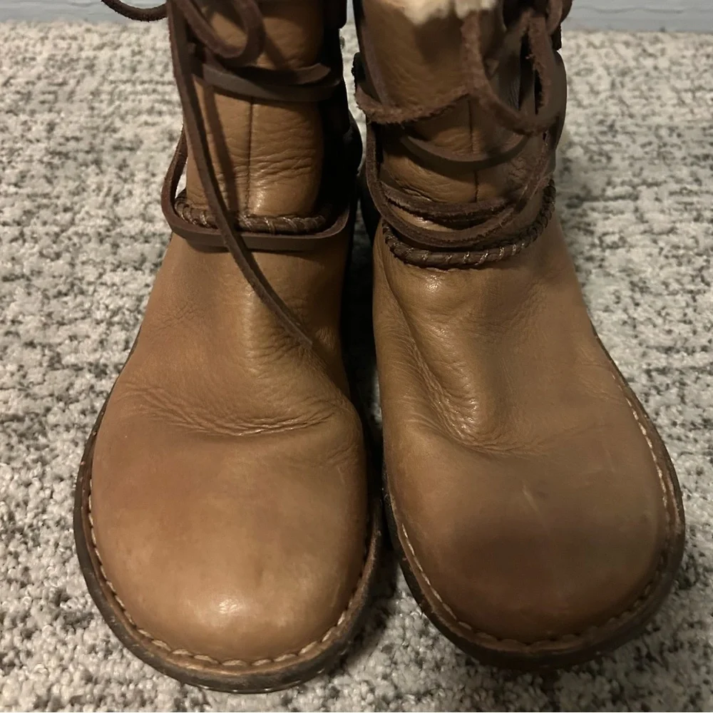 UGG creasing signs pet