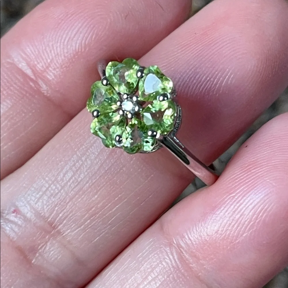 NWT Elegant Natural Peridot Gemstone Floral Ring in 925 Sterling Silver Size 8