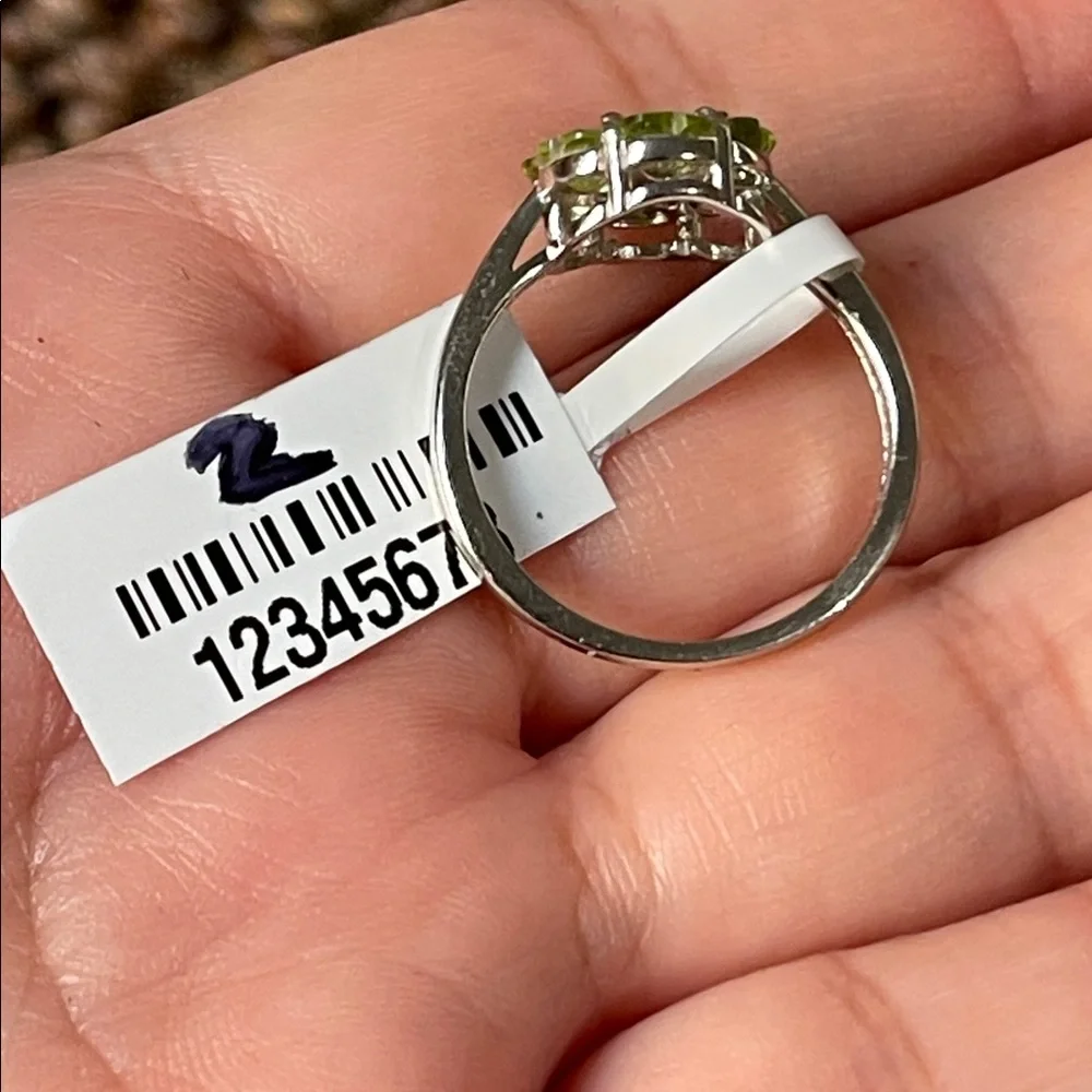 NWT Elegant Natural Peridot Gemstone Floral Ring in 925 Sterling Silver Size 8