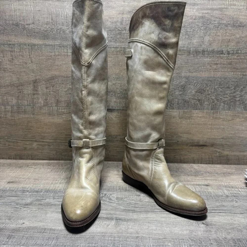 Frye dorado over