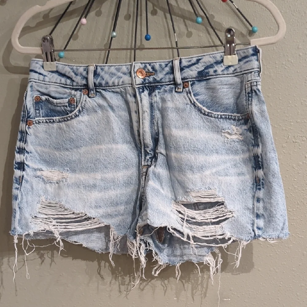 American Eagle Tomgirl Light Wash Women's Size 8 Shorts Trashed Ripped