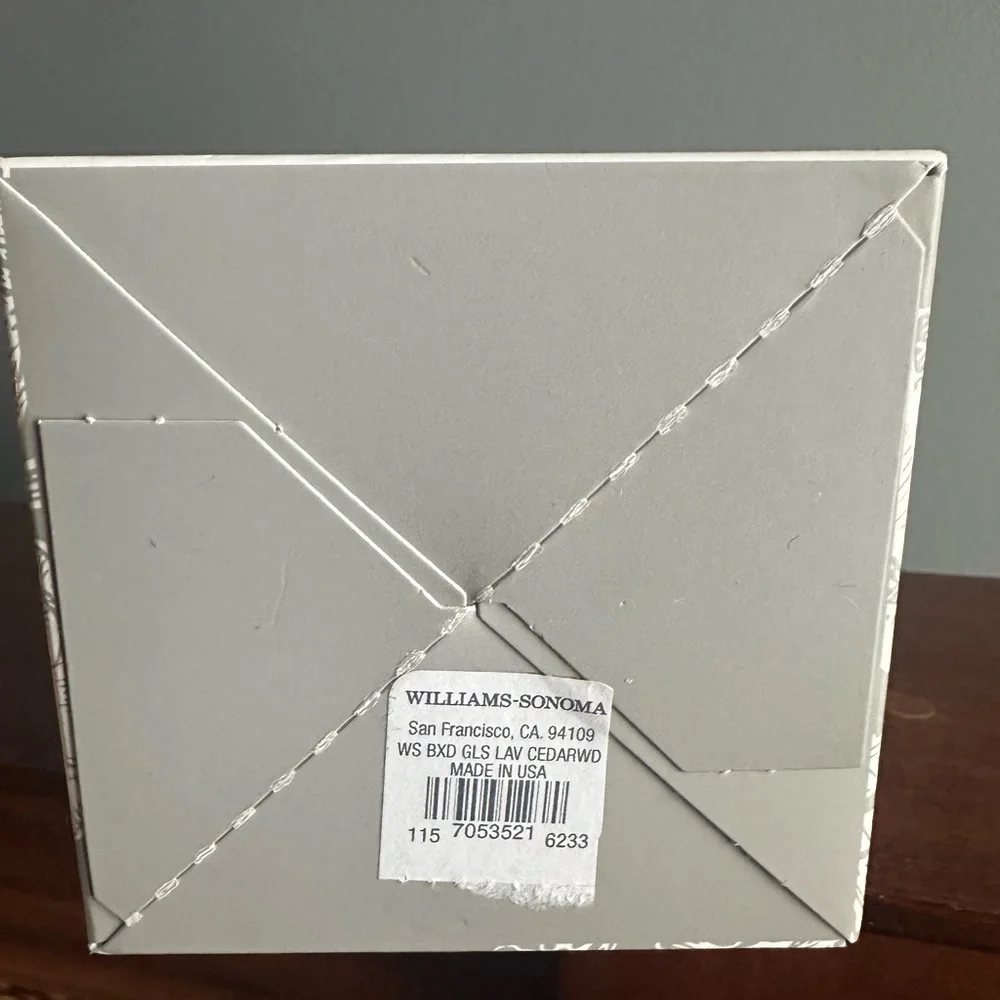 NIB. William Sonoma Lavender Cedarwood Scented Candle 225g/9oz. 48 hrs burn time