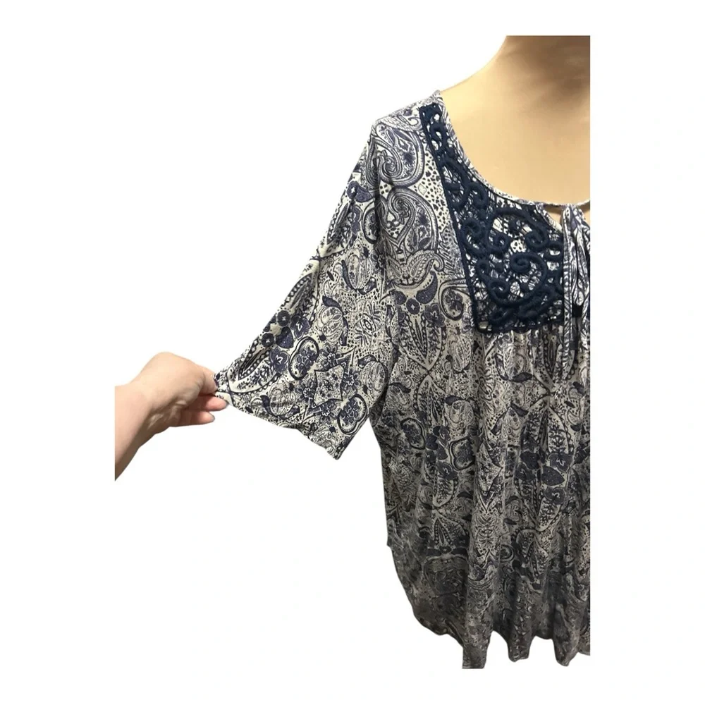 Catherines Blue & White Paisley Print Tunic Top Crochet Tie Yoke Neck 2X No Tag.