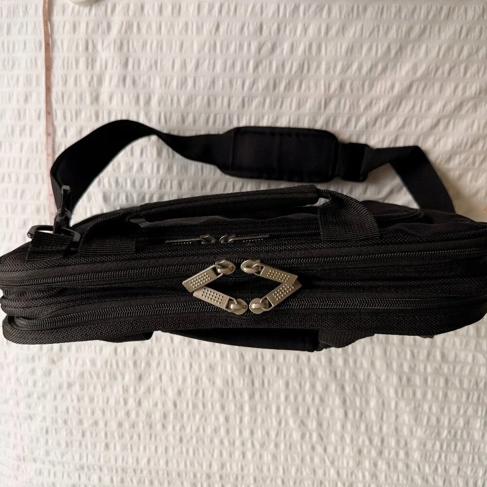 Tuari black laptop