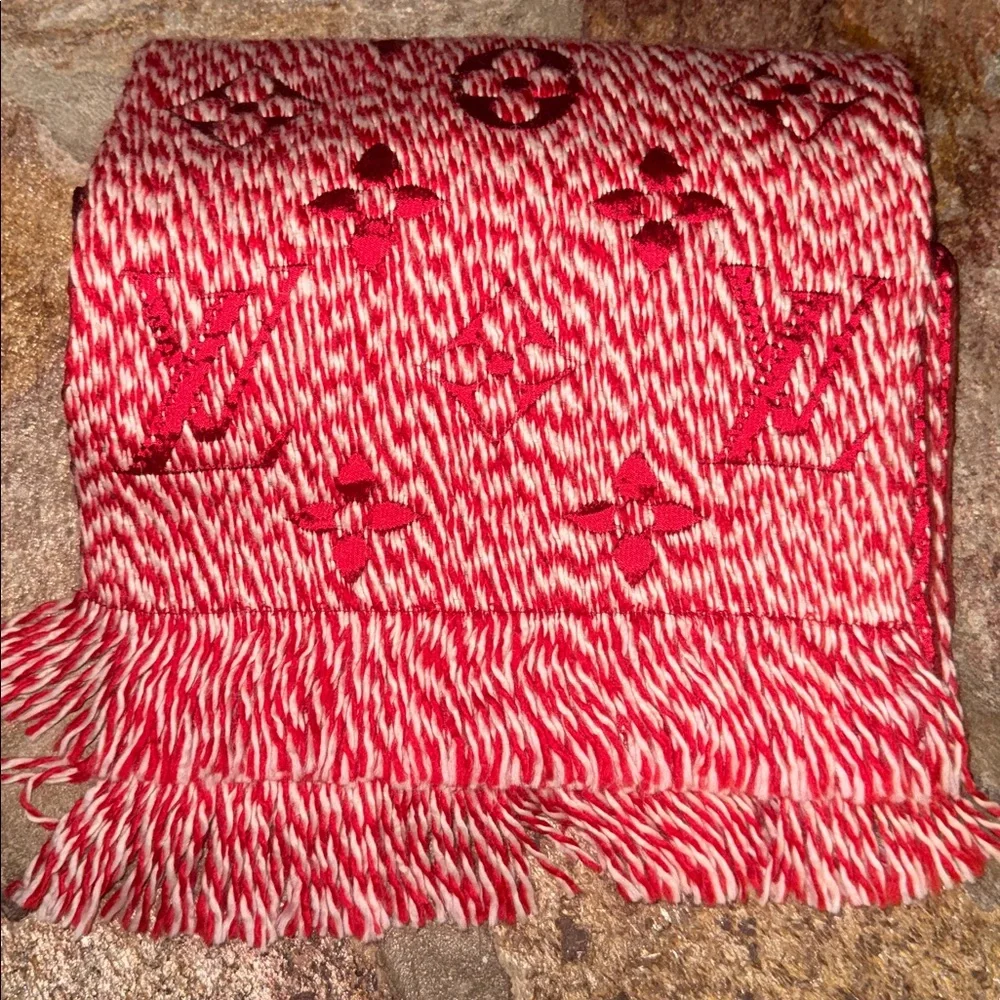Louis Vuitton elegant scarf
