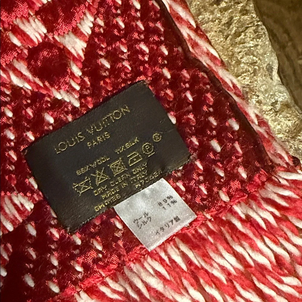 Louis Vuitton elegant scarf