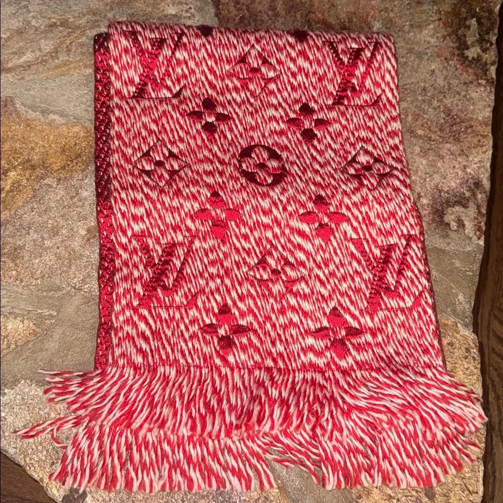 Louis Vuitton elegant scarf