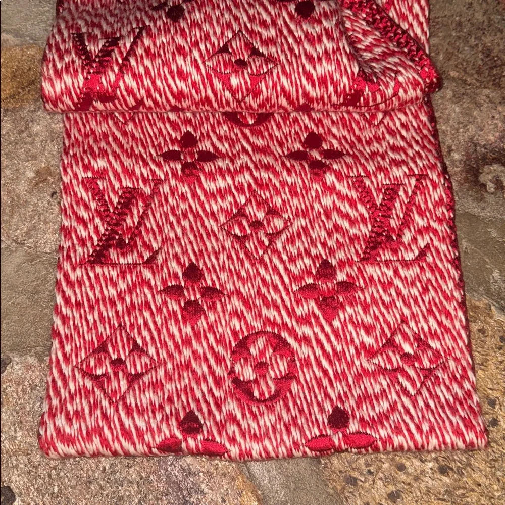 Louis Vuitton elegant scarf
