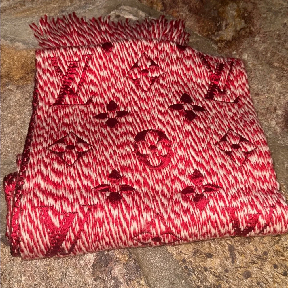 Louis Vuitton elegant scarf