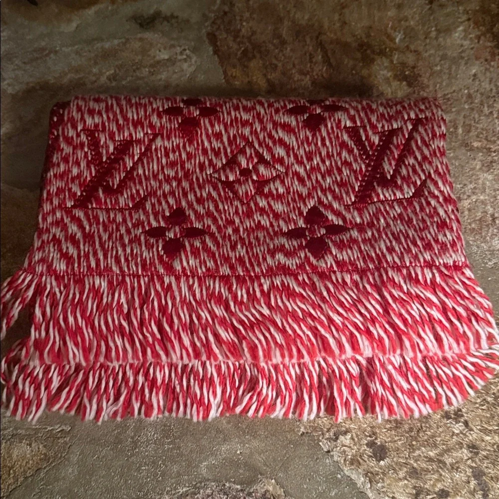 Louis Vuitton elegant scarf