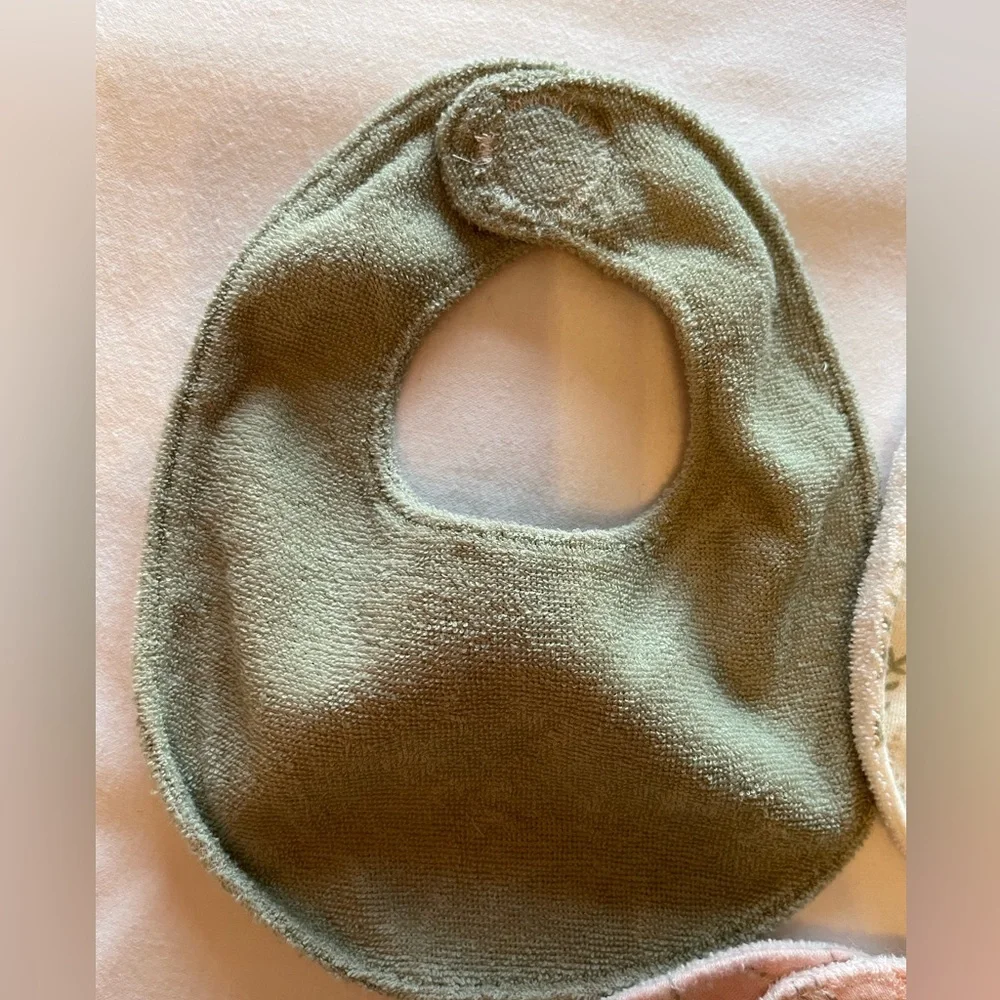 Newborn - 3 months Floral and Solid Baby Bib Set