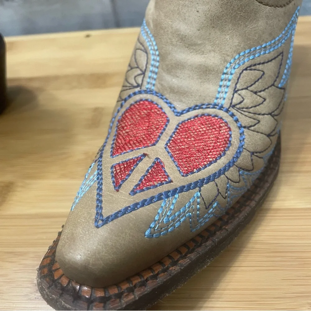Corral vintage TEEN Heart & Wings western boots, size 2 Leather. Preowned.