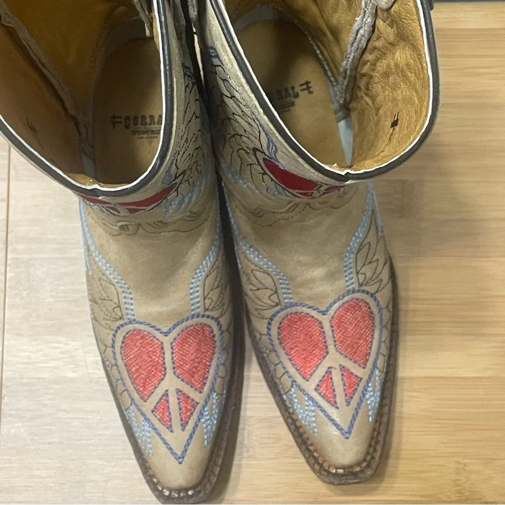 Corral vintage TEEN Heart & Wings western boots, size 2 Leather. Preowned.