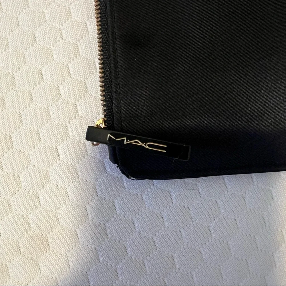 MAC Cosmetics stylish m·a·c