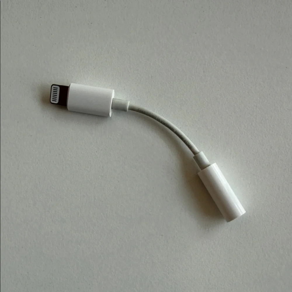 Apple White Lightning to 3.5mm Adapter