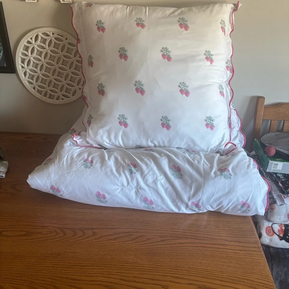 Charming Strawberry Print Comforter Set