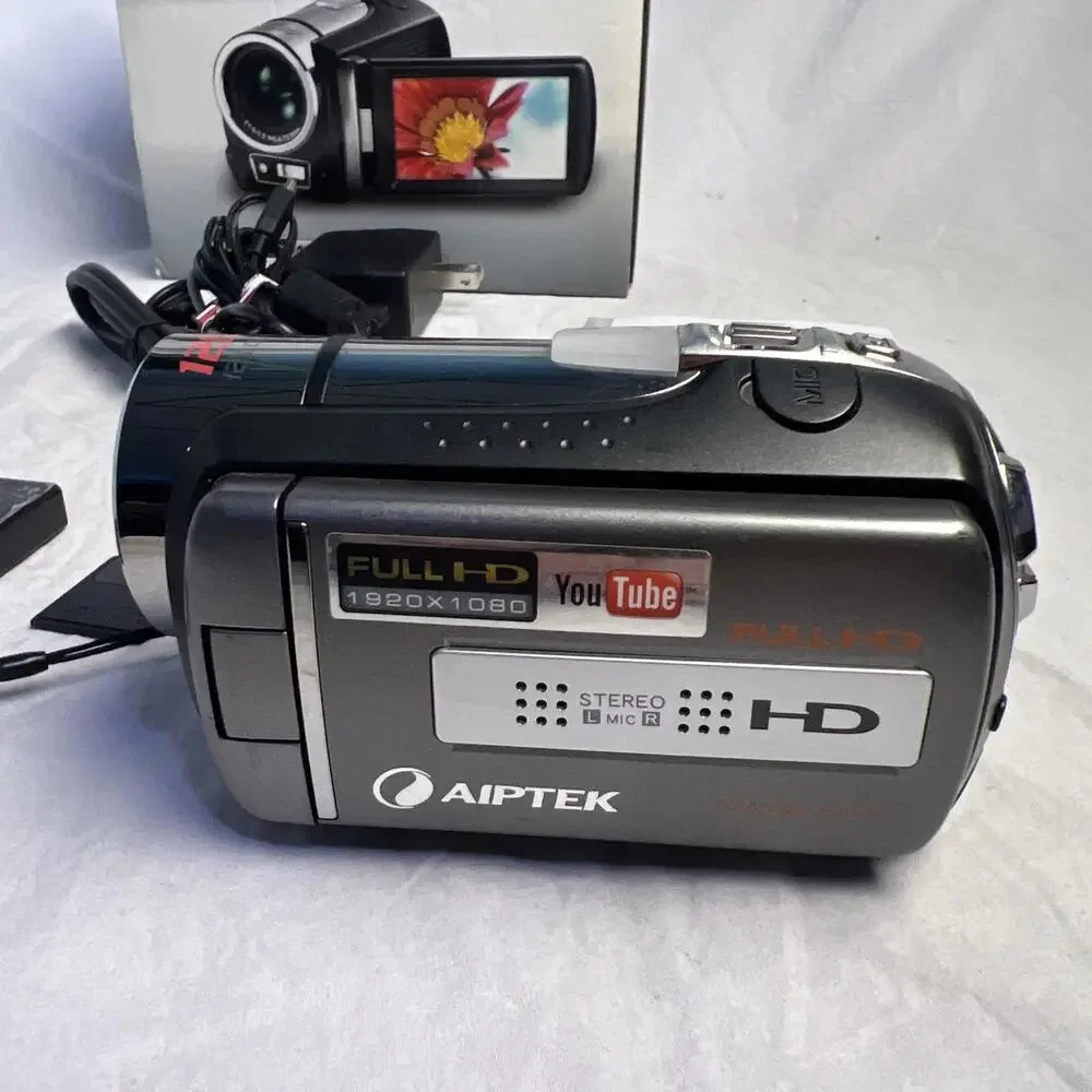 Aiptek VAZ2S DIGITAL VIDEO CAMCORDER 120X ZOOM W CHARGER CORD, MEMORY CARD & BOX