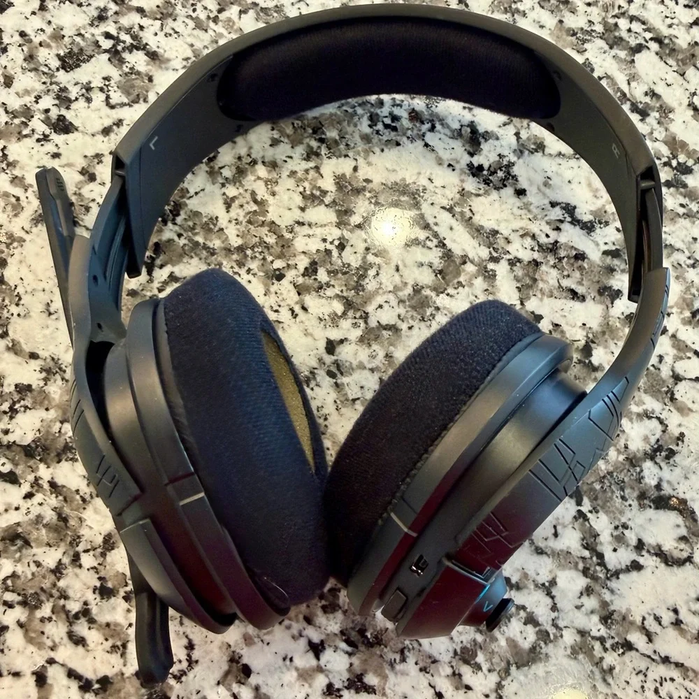 Skullcandy PLYR 1 Wireless Gaming Headset With Microphone Black Blue