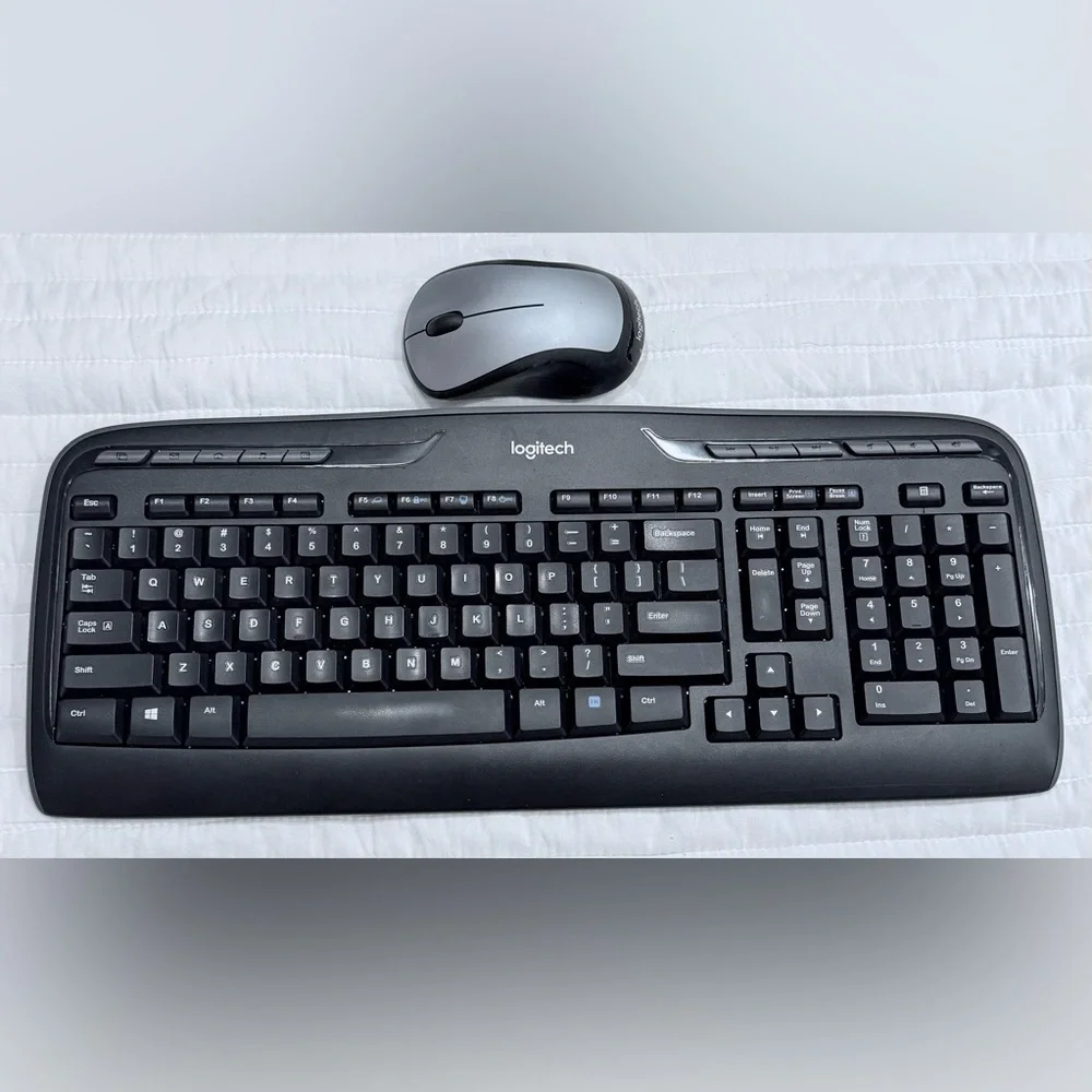 Logitech MK320 Full-size Wireless Membrane Keyboard and Mouse Bundle Black