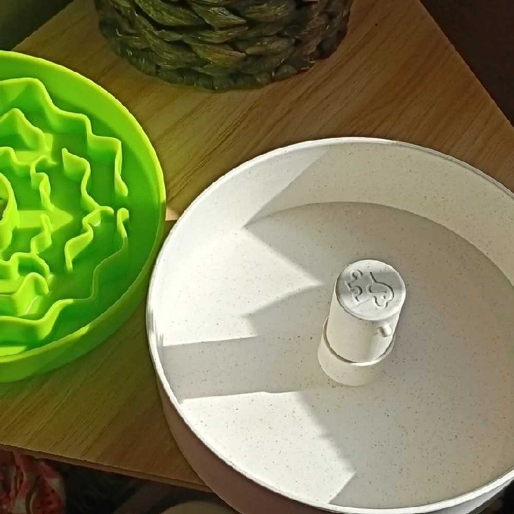 White and Green Alligator Puzzle Dog Feeder
