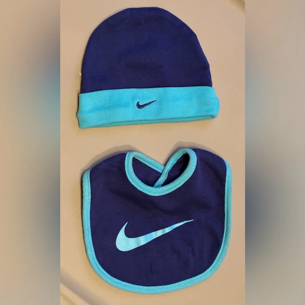 Nike adorable bib