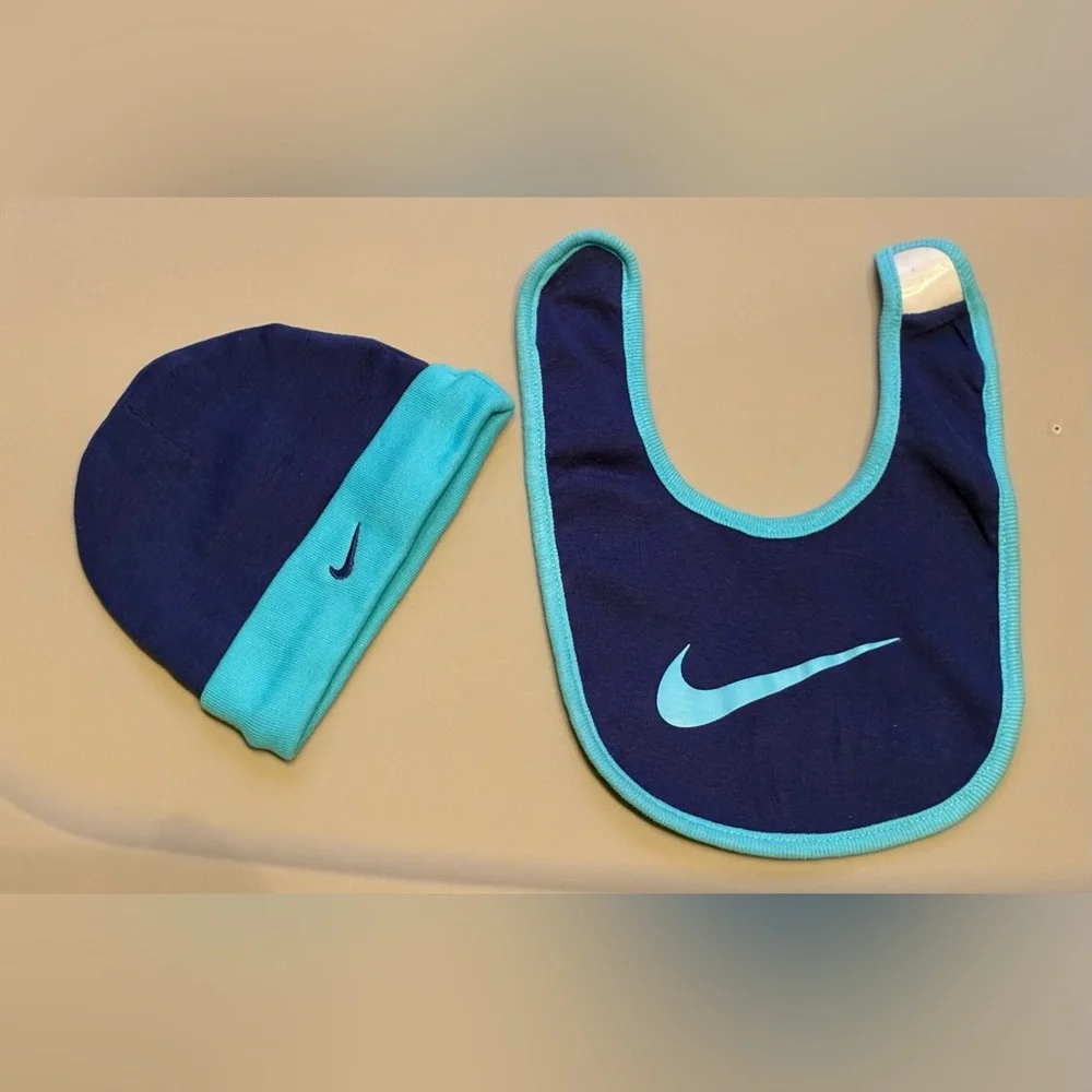 Nike adorable bib
