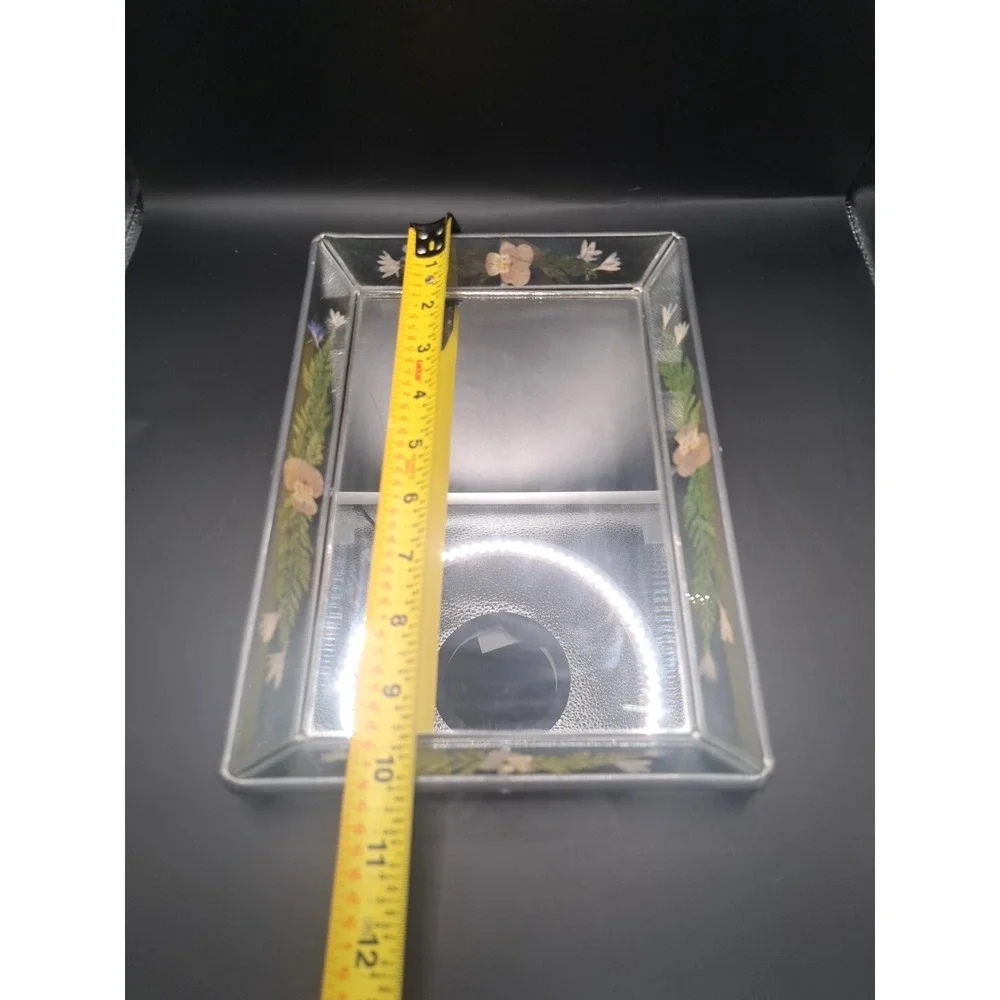 N/A mirror around hand