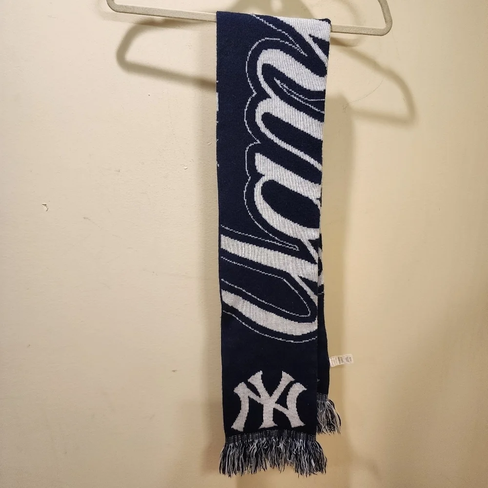 Forever Collectibles unisex scarf