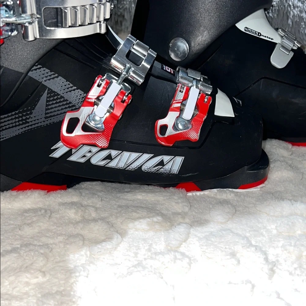 Tecnica Mach1 90 Men’s Black, Red, & White Ski Boots Size 25/25.5 300mm