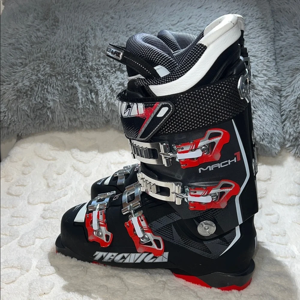 Tecnica Mach1 90 Men’s Black, Red, & White Ski Boots Size 25/25.5 300mm