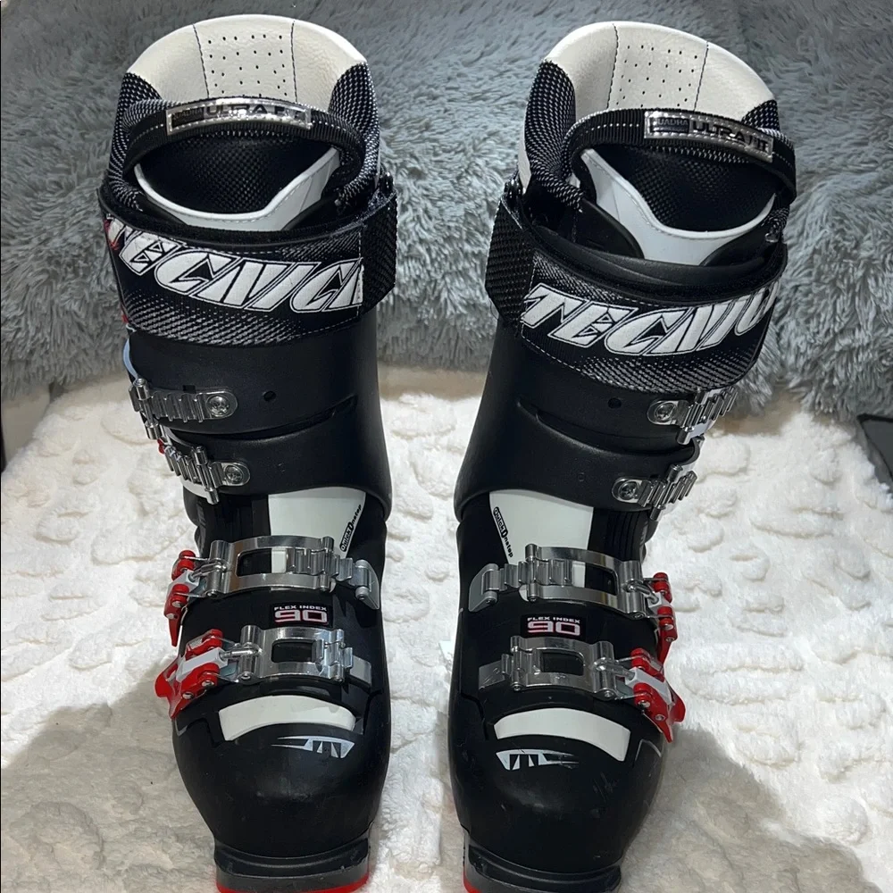 Tecnica Mach1 90 Men’s Black, Red, & White Ski Boots Size 25/25.5 300mm