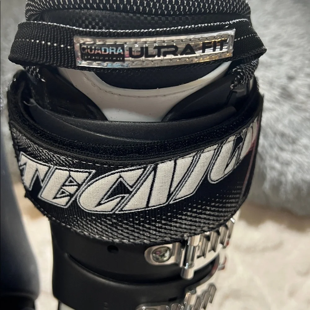 Tecnica Mach1 90 Men’s Black, Red, & White Ski Boots Size 25/25.5 300mm